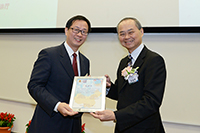 Prof. Fok Tai-fai, Pro-Vice-Chancellor of CUHK, presents certificates to representatives of mainland partner institutions to thank them for providing valuable experiential learning opportunities for CUHK students